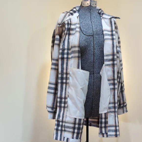 Old Navy Women's Plaid Utility Shacket in Cream and Blue - Picture 6 of 8